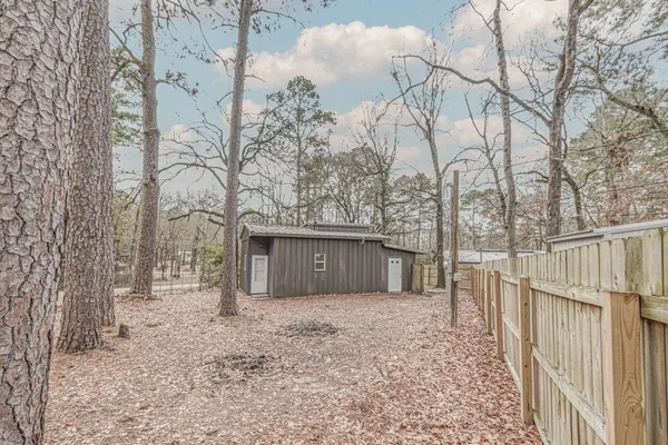 a view of a backyard