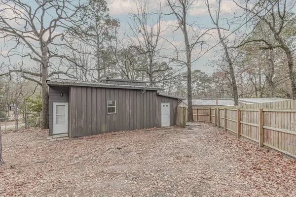 a view of a backyard
