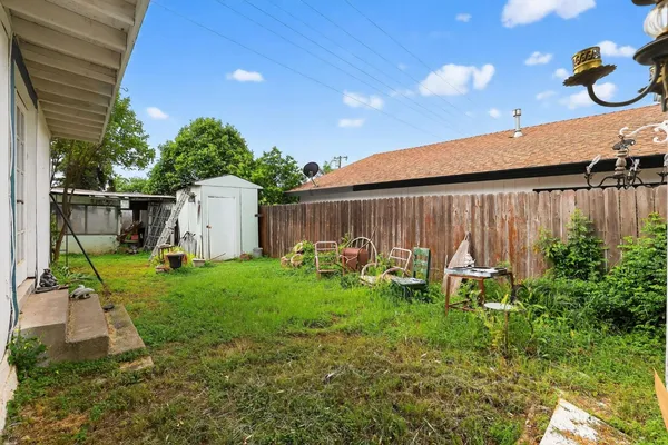 a view of backyard with sitting area and garden