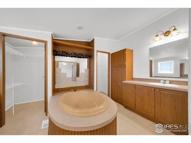 a picture of a bathroom