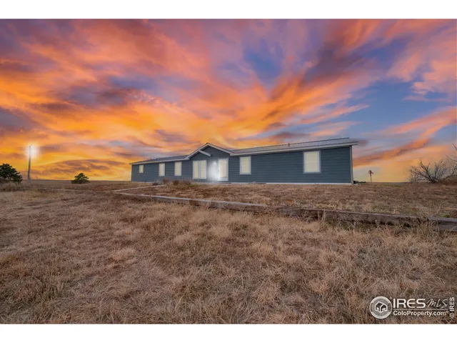 a view of a yard in front of a house