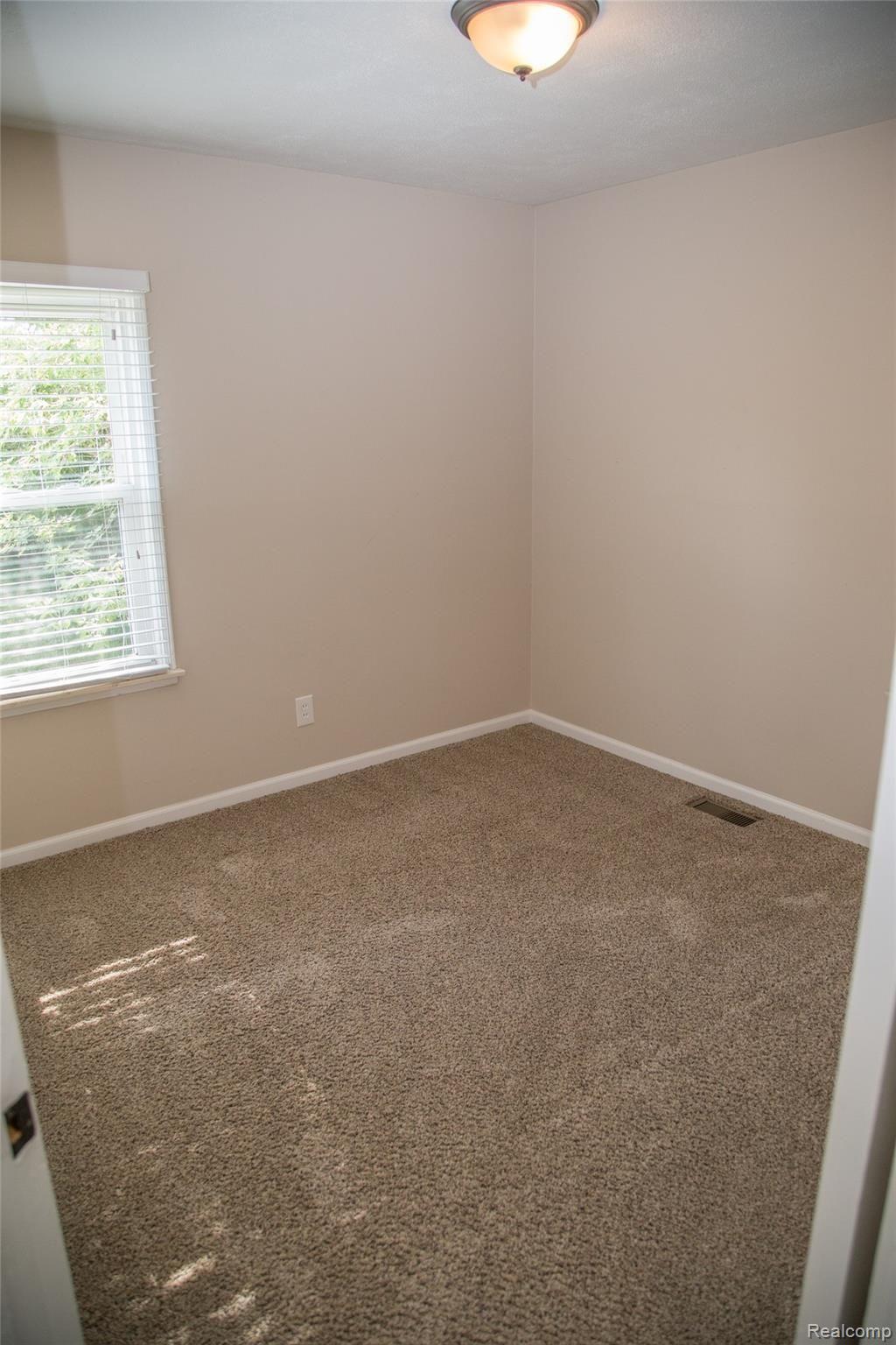 3710 Kent Road Royal Oak, MI 48073 - Photo 17 of 27 IMG_0503.jpg