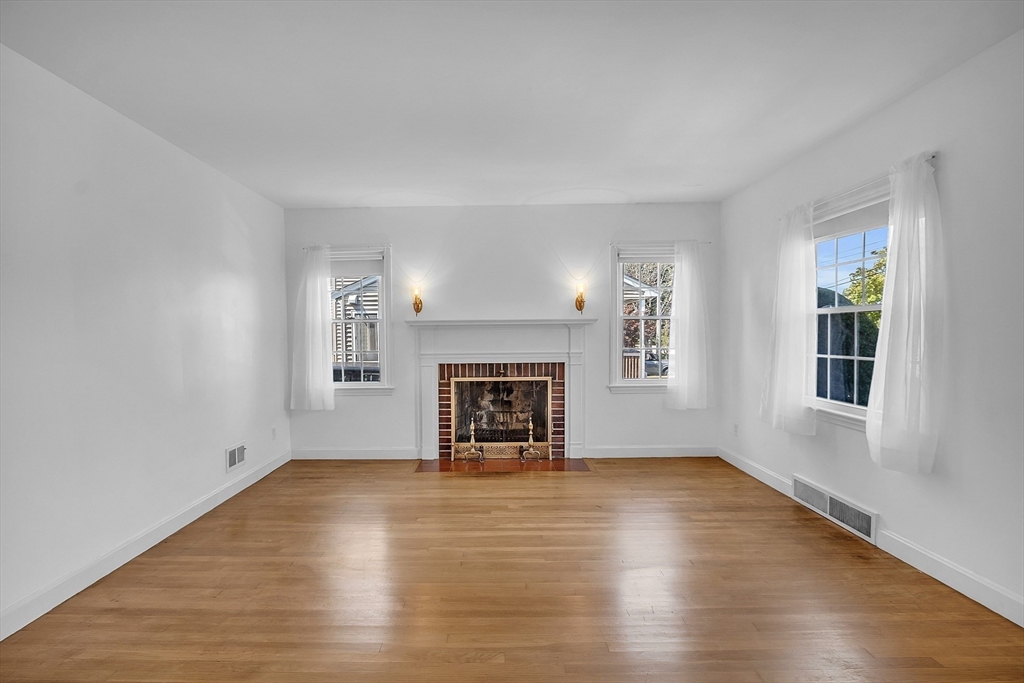 28 Monroe Road Salem, MA 01970 - Photo 5 of 31 Gallery Image 5