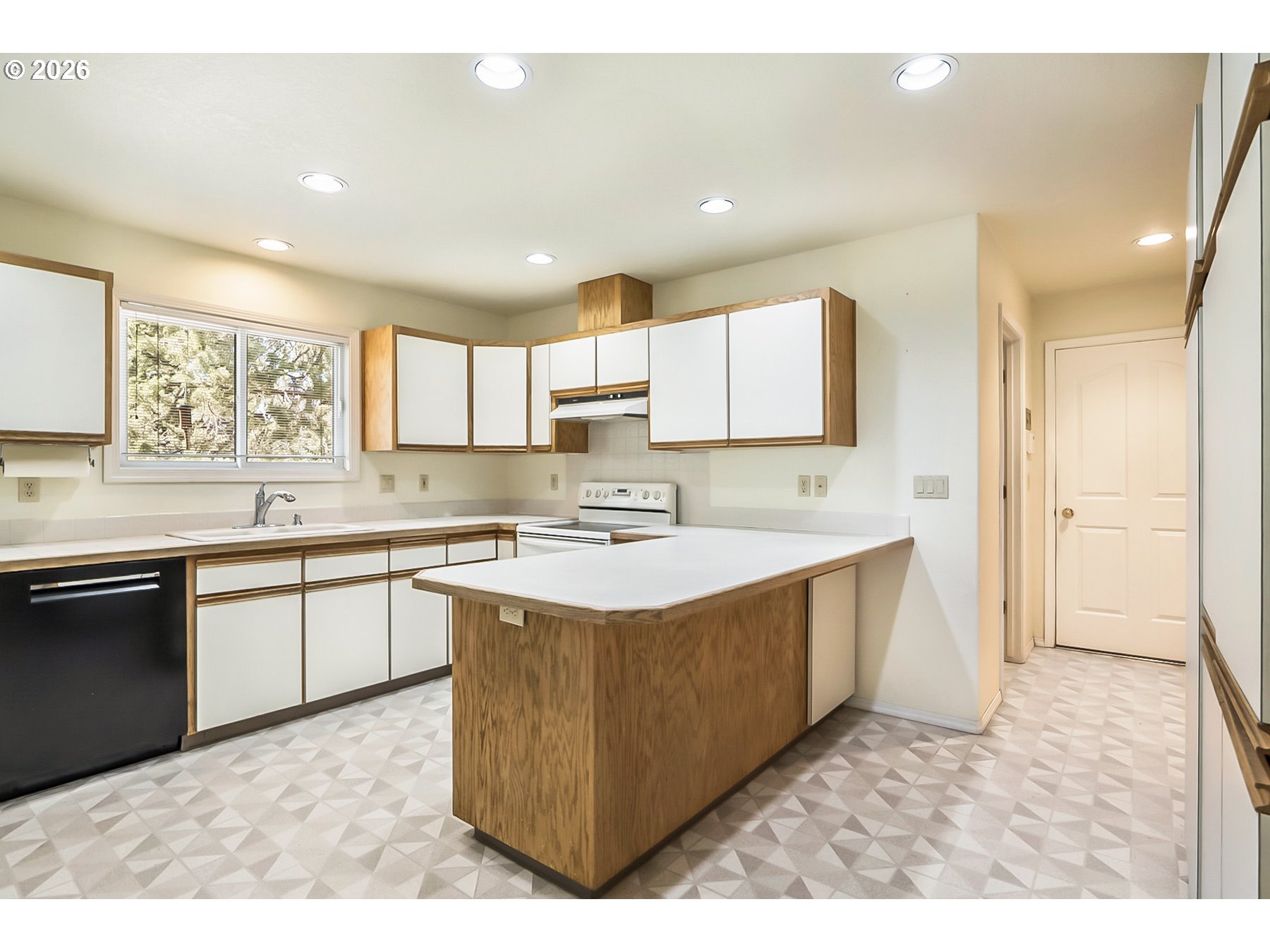 64507 McGrath Road Bend, OR 97701 - Photo 13 of 46 Kitchen