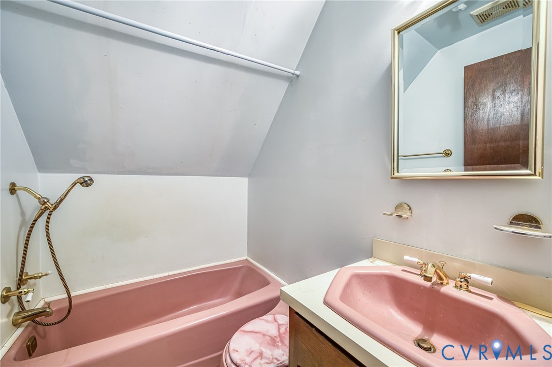 9508 Tranquility Lane Sutherland, VA 23885 - Photo 15 of 20 a bathroom with a sink and a bathtub