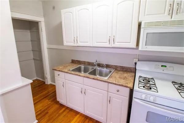 $795 | 2852 Shenandoah Avenue, Unit 2W, St. Louis, MO 63104