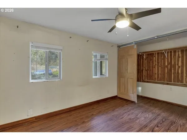 a view of empty room with a ceiling fan