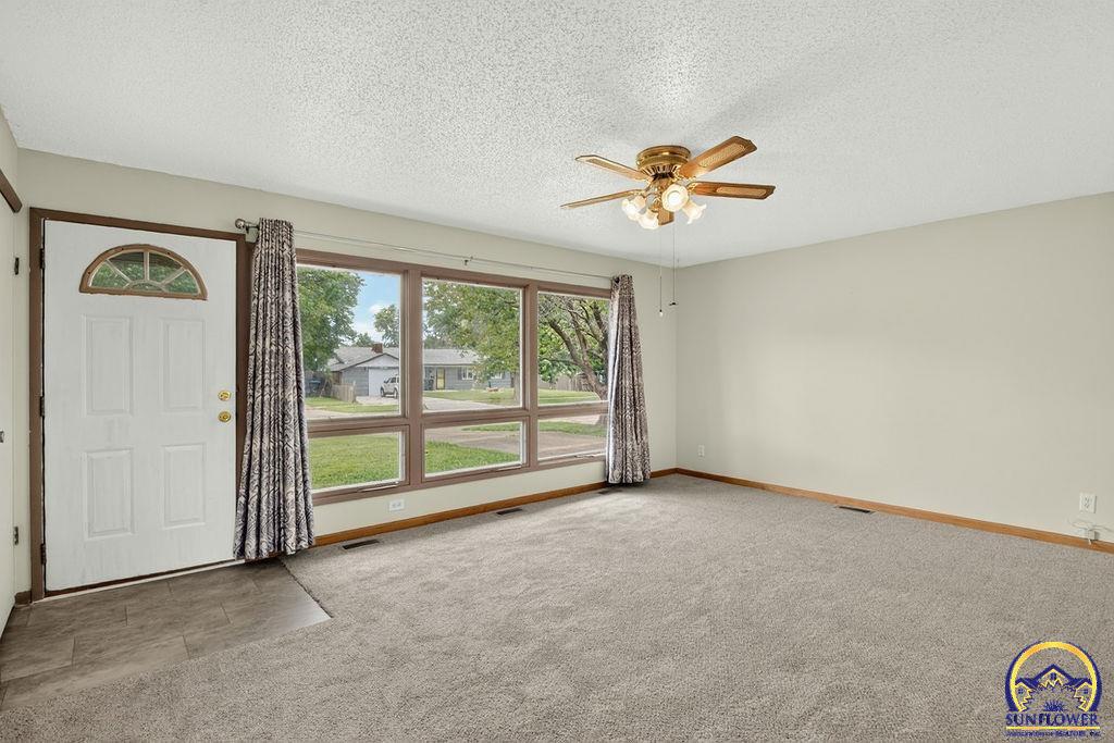 5517 Southwest 17th Terrace Topeka, KS 66604 - Photo 6 of 34