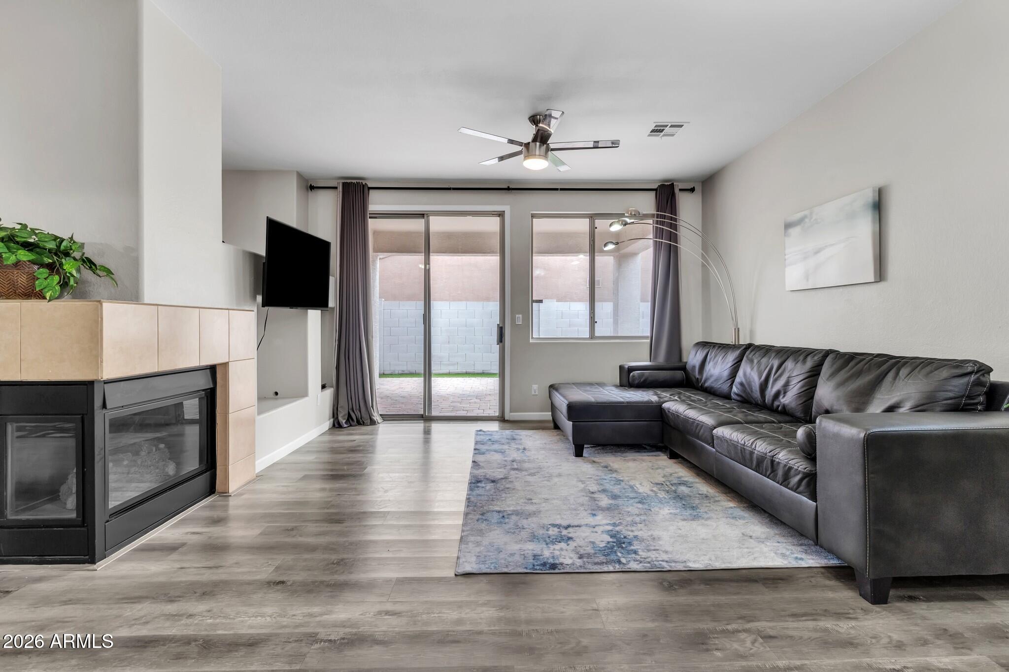 2047 South Jefferson Mesa, AZ 85209 - Photo 6 of 36 2407 S Jefferson (13)