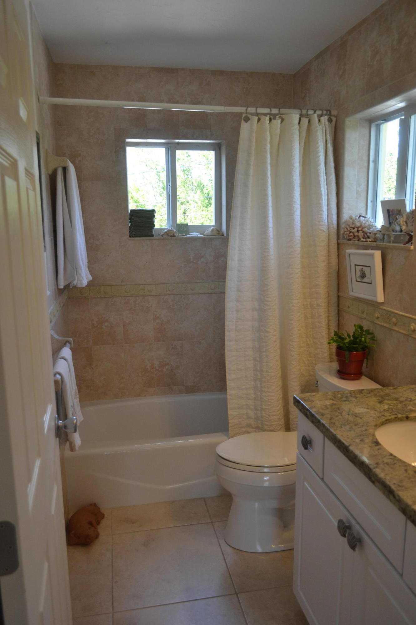 38 Treasure Road Marathon, FL 33050 - Photo 11 of 19 Guest Bath