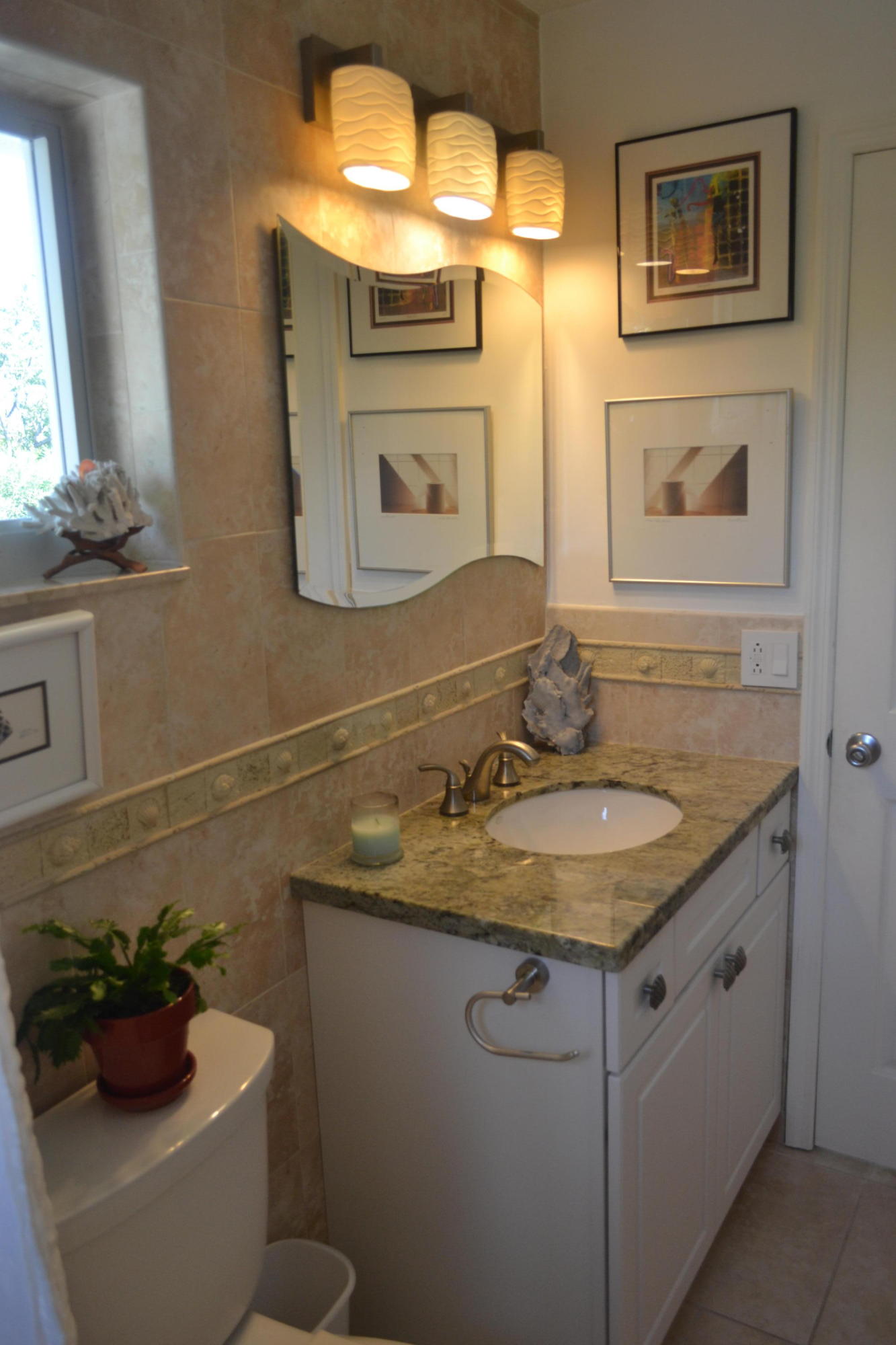 38 Treasure Road Marathon, FL 33050 - Photo 10 of 19 Guest Bath