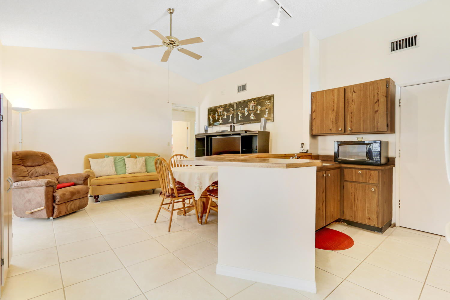 11710 Countryview Lane Boca Raton, FL 33428 - Photo 4 of 17 kitchen family room
