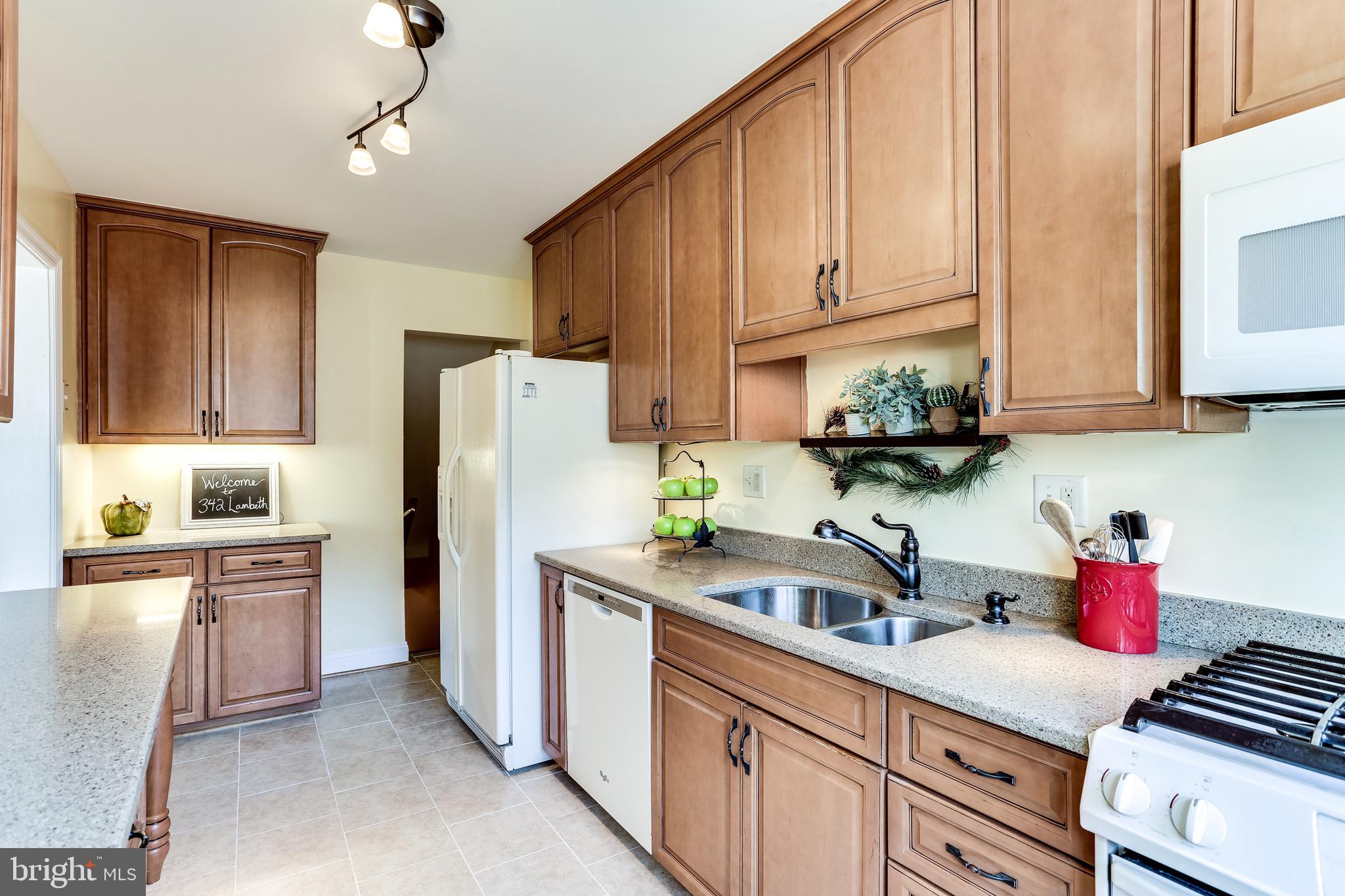 342 Lambeth Road Catonsville, MD 21228 - Photo 9 of 33