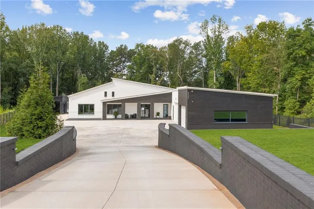 a view of a house with a yard