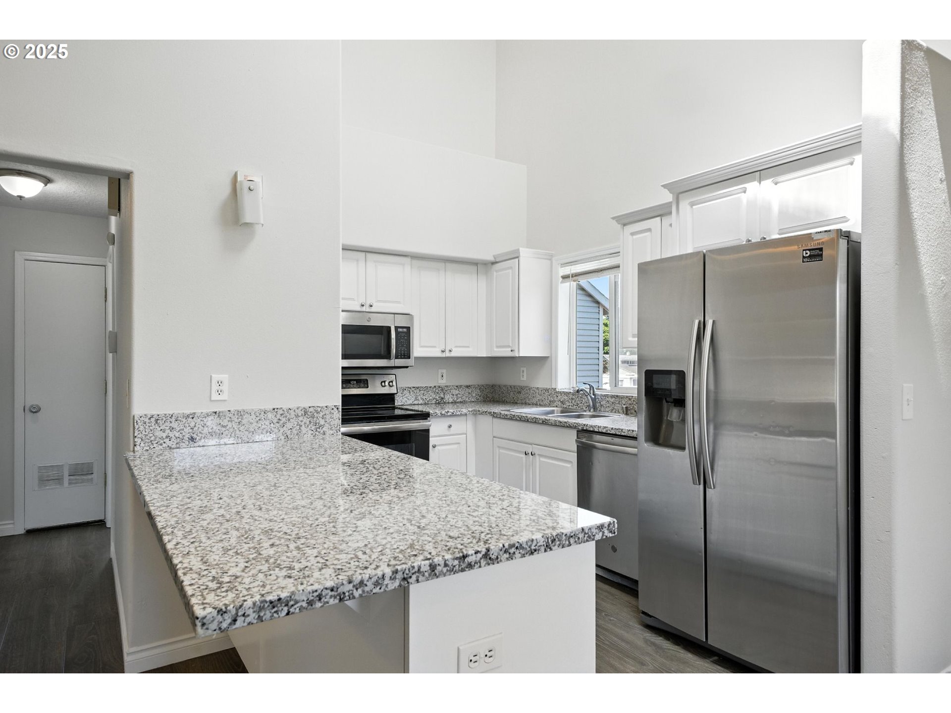 5609 Southeast 117th Avenue Portland, OR 97266 - Photo 10 of 29