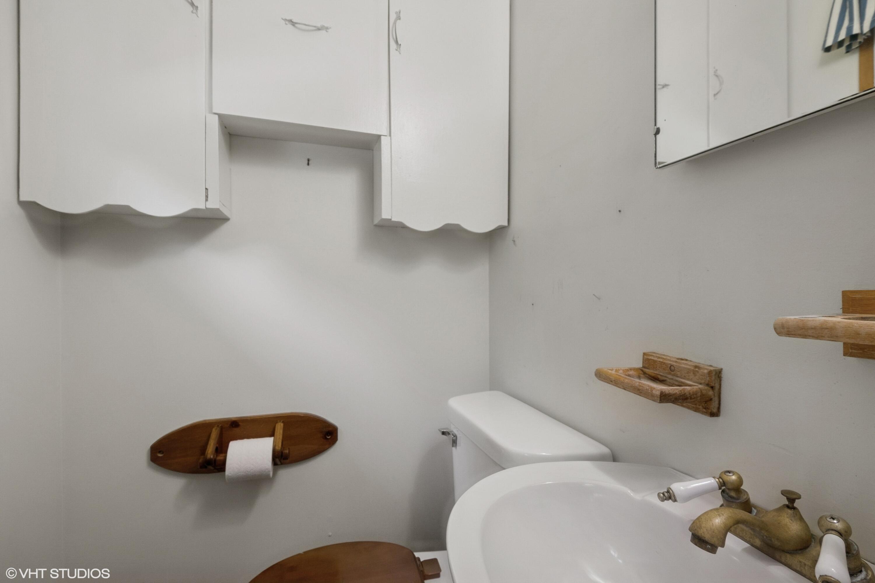 606 South 18th Street Chesterton, IN 46304 - Photo 7 of 24 a bathroom with a toilet