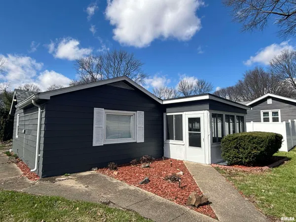 $124,900 | 405 South Gillett Street, Elkhart, IL 62634