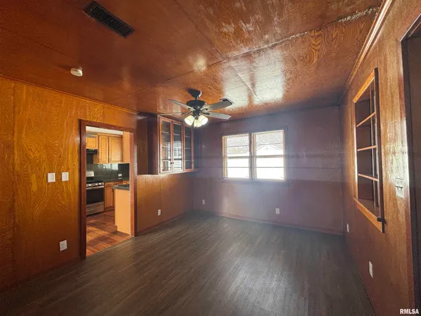 $124,900 | 405 South Gillett Street, Elkhart, IL 62634