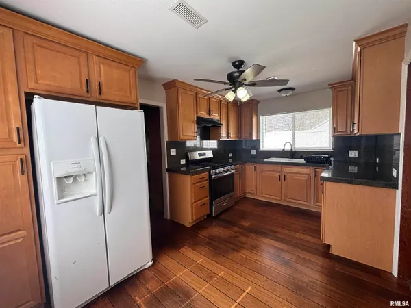 $124,900 | 405 South Gillett Street, Elkhart, IL 62634