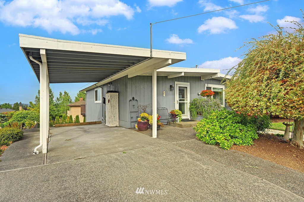 951 Daley Street Edmonds, WA 98020 - Photo 2 of 24