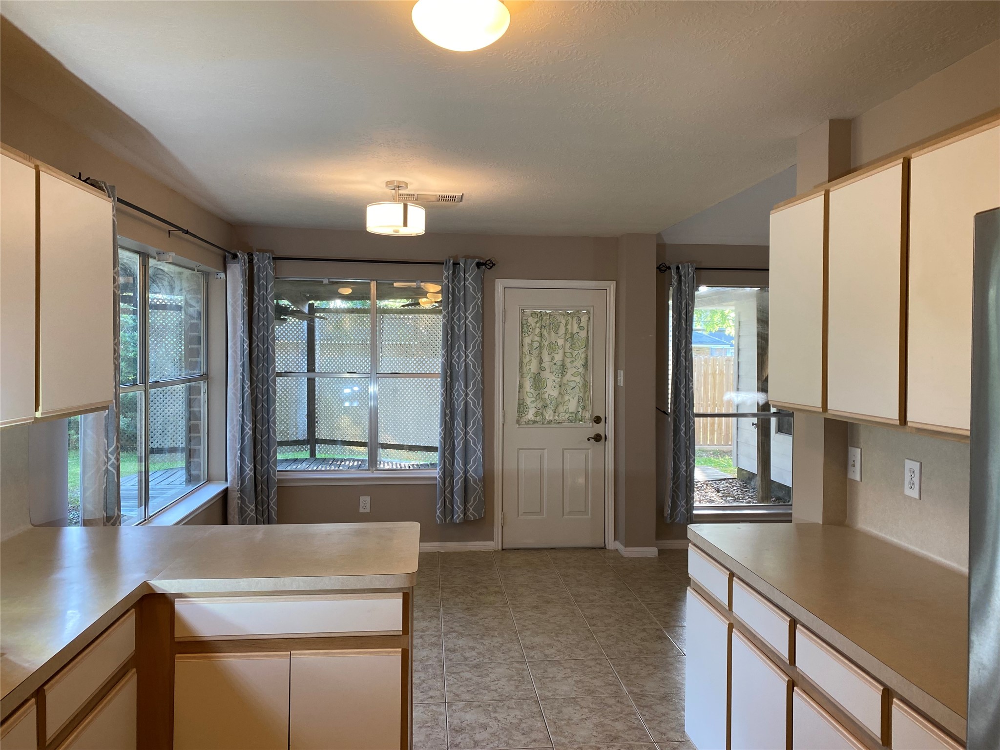 3601 Colleen Meadows Circle Houston, TX 77080 - Photo 7 of 22 Kitchen, Breakfast, Back Door, to Patio