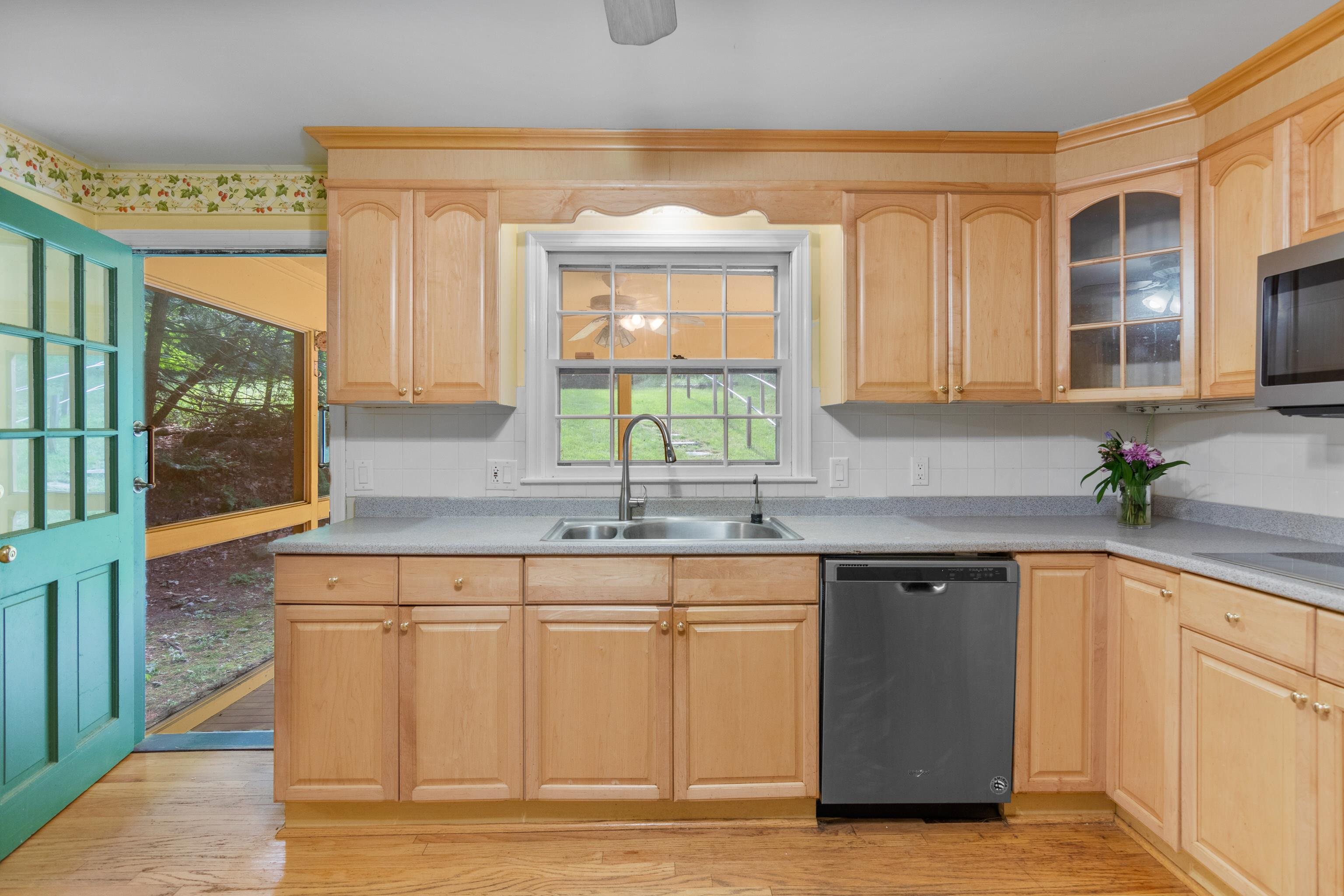82 Wire Road Merrimack, NH 03054 - Photo 5 of 33