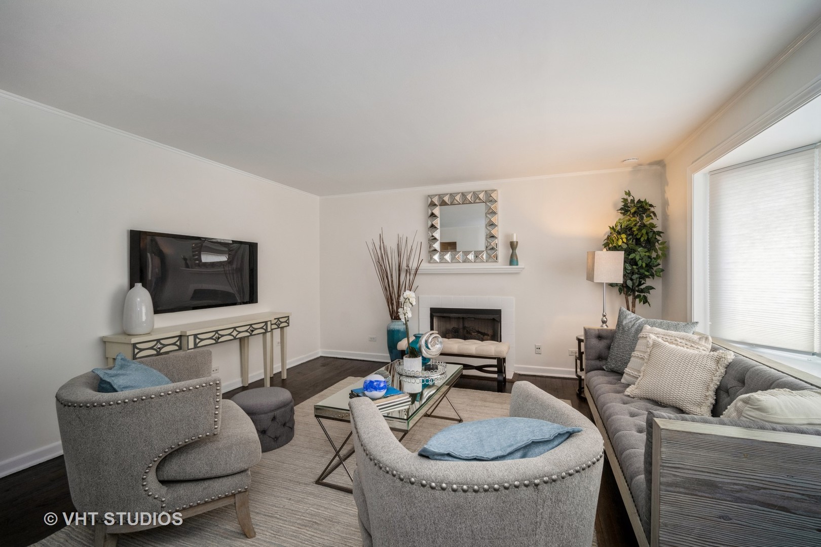 1137 Midway Road Northbrook, IL 60062 - Photo 2 of 18 a living room with furniture and a flat screen tv