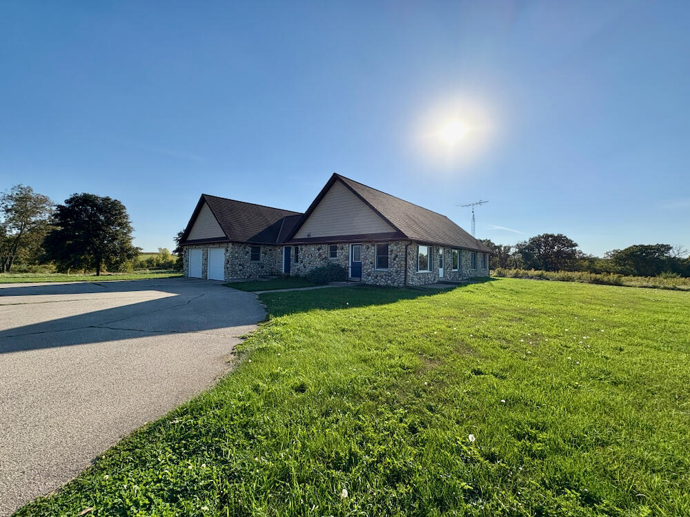 N7321 Bowers Road Troy, WI 53120 - Photo 2 of 28 Elkhorn Majestic View - 23