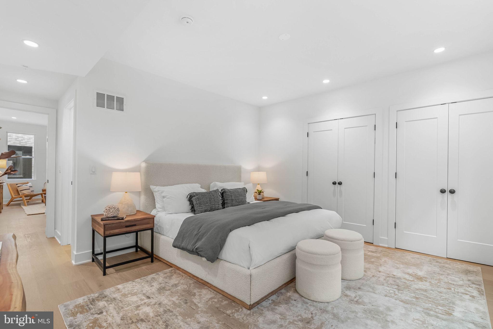 635 North 7th Street, Unit H2A Philadelphia, PA 19123 - Photo 7 of 25 a bedroom with a bed and a lamp