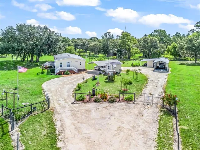 a view of a house with backyard