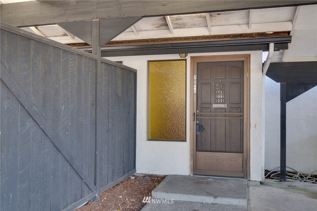 709 Sheridan Road Bremerton, WA 98310 - Photo 2 of 19 a view of entryway