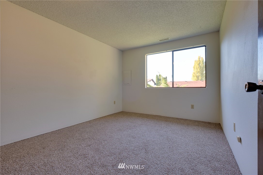 709 Sheridan Road Bremerton, WA 98310 - Photo 16 of 19 an empty room with a window