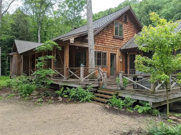 a view of a house with backyard