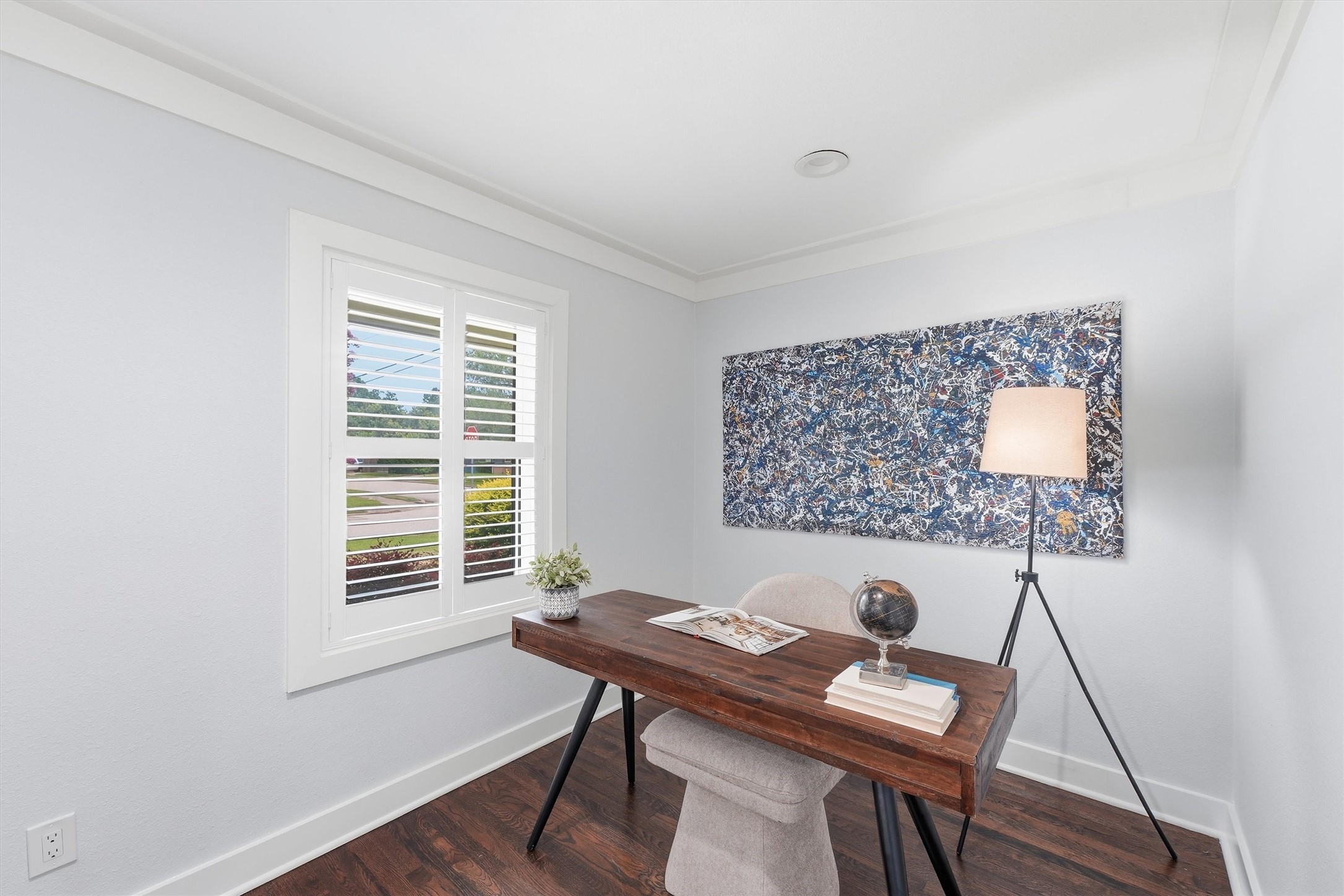 4701 Hummingbird Street Houston, TX 77035 - Photo 7 of 28 A perfectly sized study, tucked away behind a door for privacy.