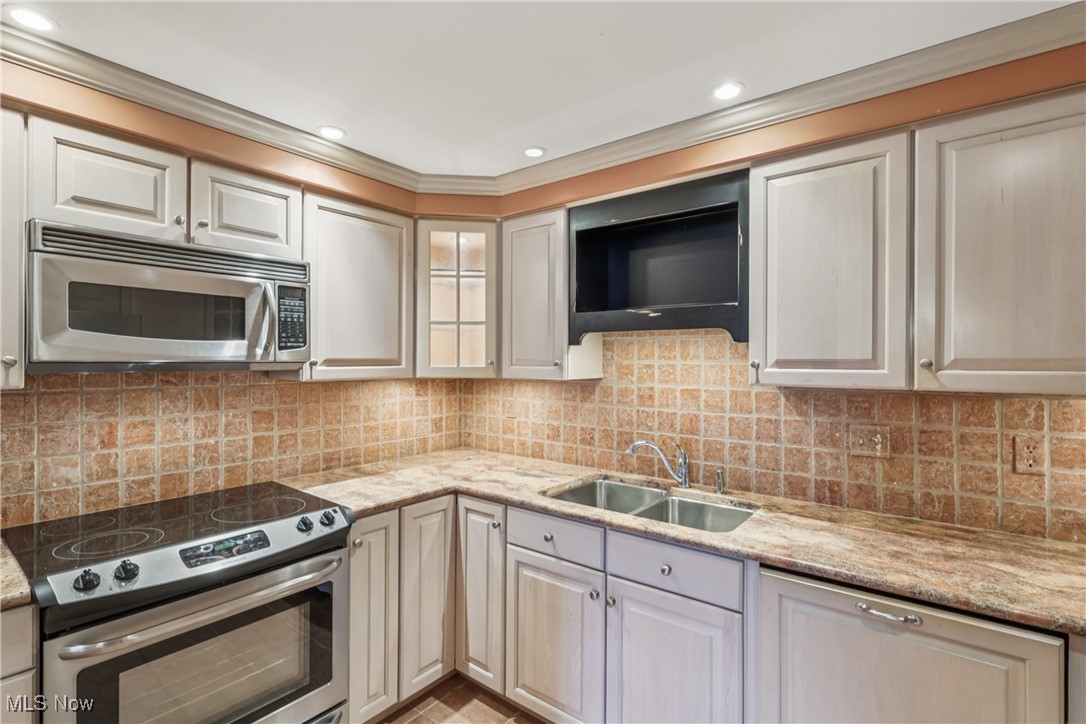 2375 Covington Road, Unit 311 Akron, OH 44313 - Photo 16 of 43 Kitchen