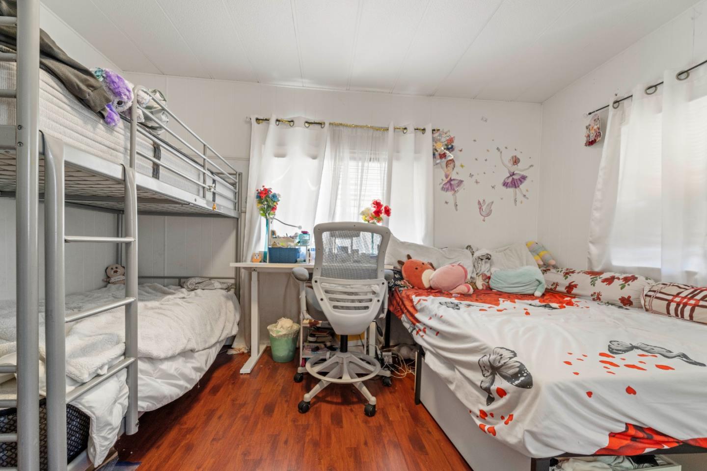 5450 Monterey Road, Unit 157 San Jose, CA 95111 - Photo 18 of 30 a bedroom with baby bed and a window