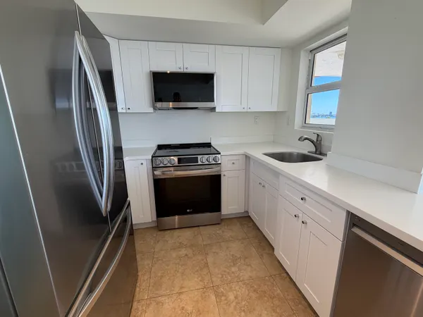 $5,600 | 2000 Northeast 135th Street, Unit PH, North Miami, FL 33181