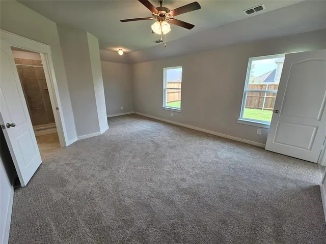 a view of empty room with a ceiling fan