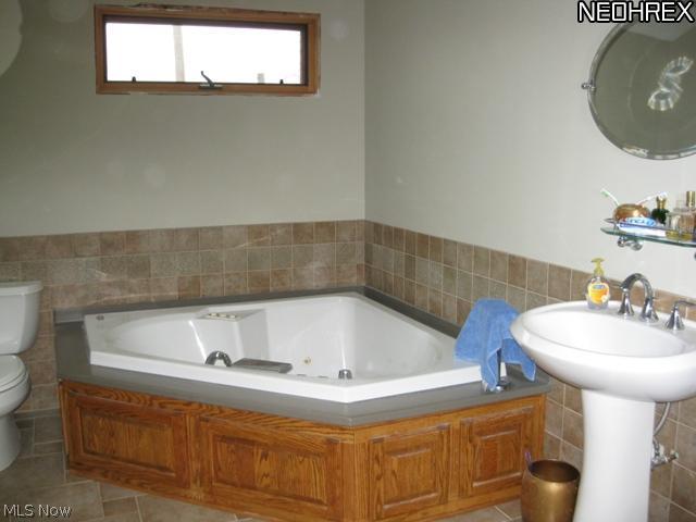 6980 Broadview Road Cleveland, OH 44134 - Photo 7 of 15 Master bathroom