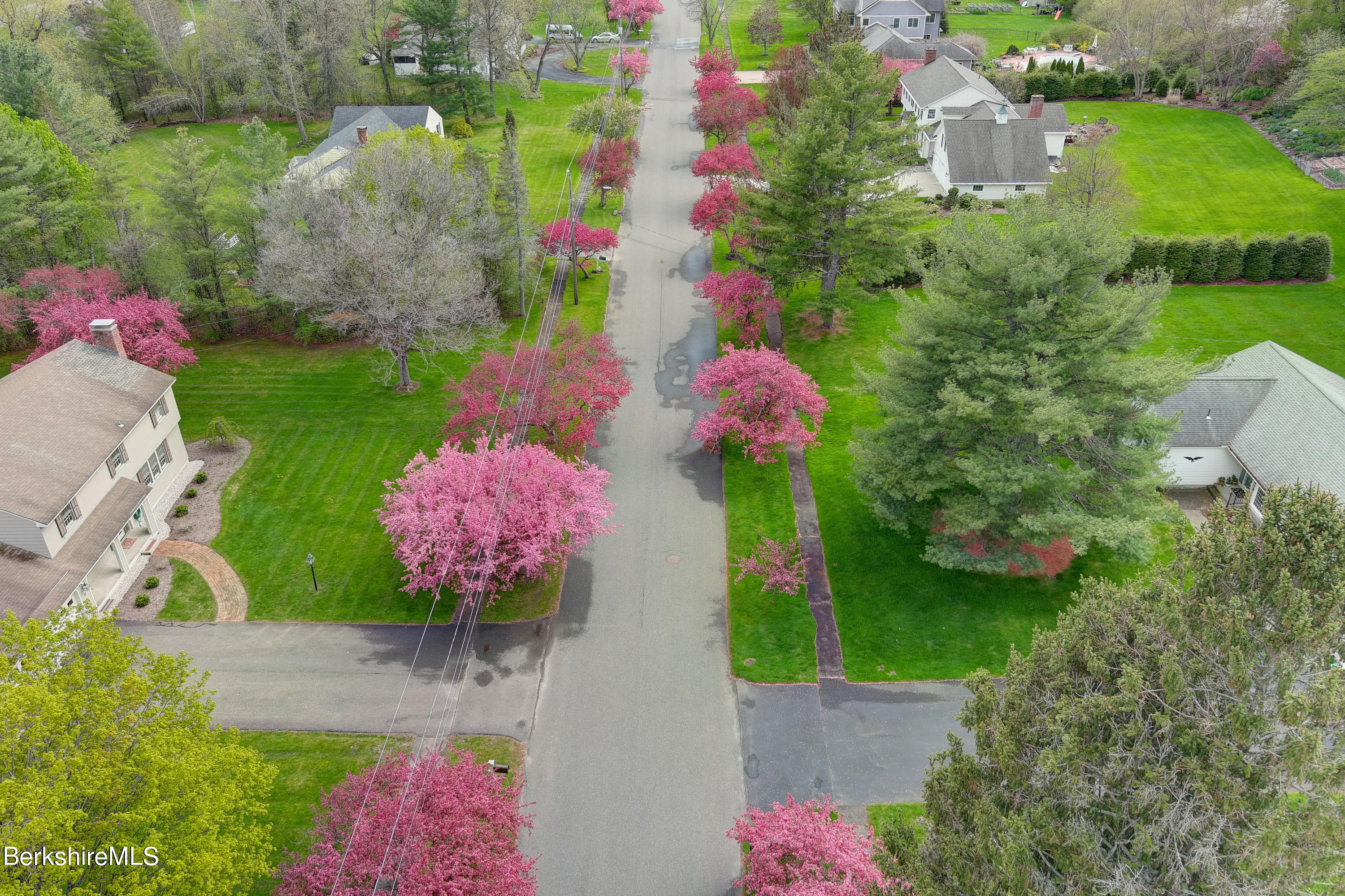 50 Stonehenge Road Pittsfield, MA 01201 - Photo 3 of 44 Gorgeous Street