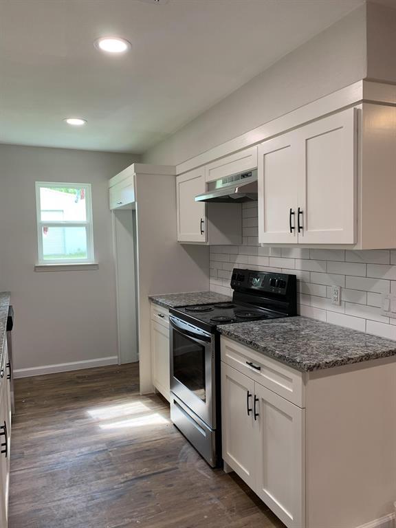 105 Still Street Kemp, TX 75143 - Photo 10 of 28 Kitchen featuring electric range, dark wood-style flooring, white cabinets, tasteful backsplash, and recessed lighting