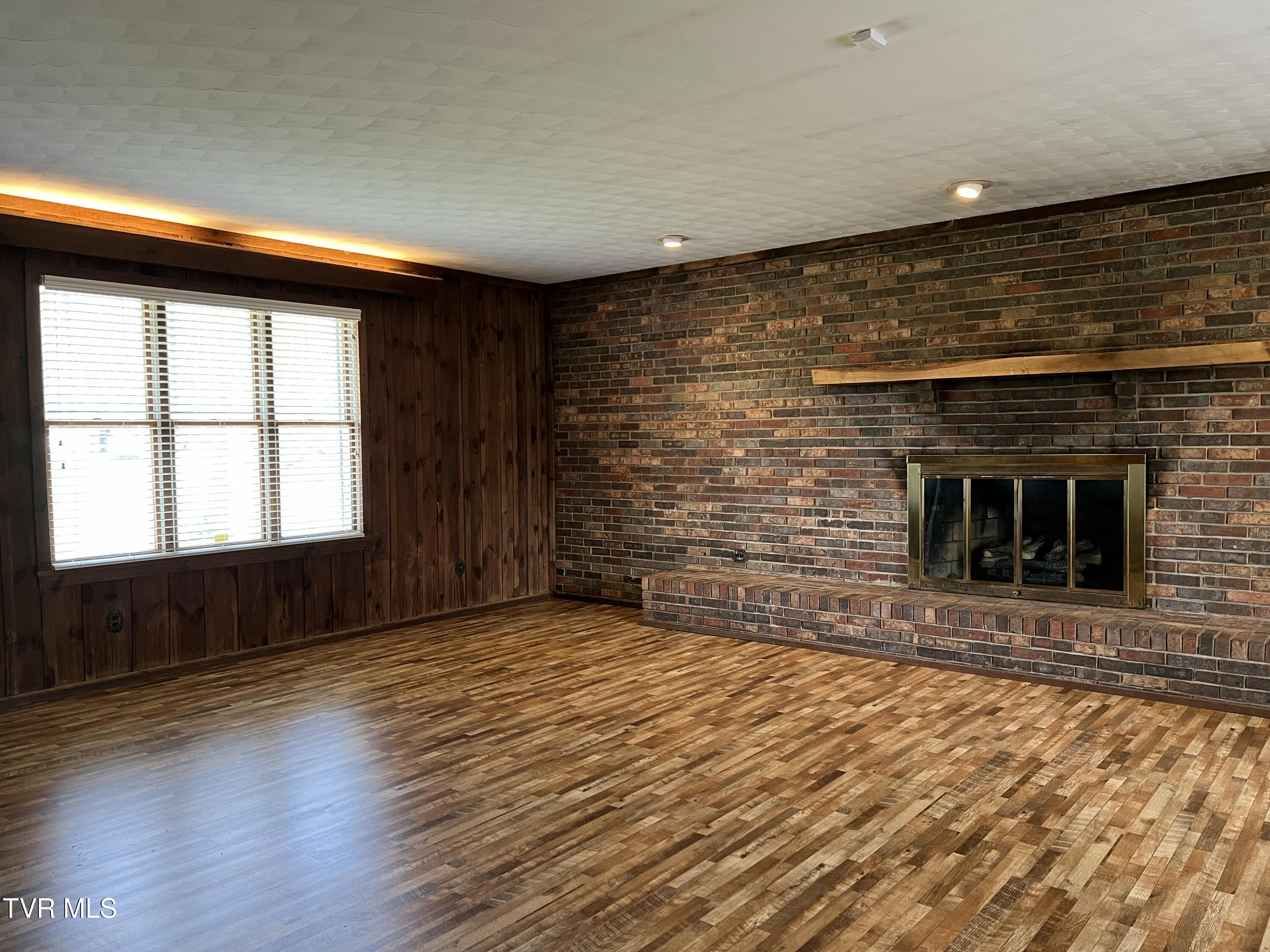 898 Jordan Road Elizabethton, TN 37643 - Photo 5 of 98 IMG_4236