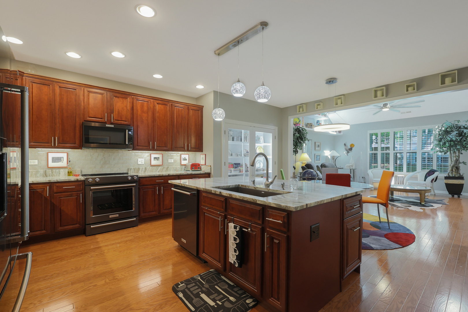 1042 Riviera Drive Elgin, IL 60124 - Photo 6 of 28 Gallery Image 6