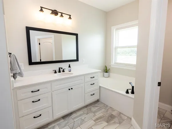 $1,050,000 | 27650 Iowa Road, Perry, MO 63462