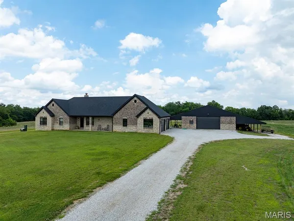 $1,050,000 | 27650 Iowa Road, Perry, MO 63462