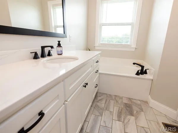 $1,050,000 | 27650 Iowa Road, Perry, MO 63462