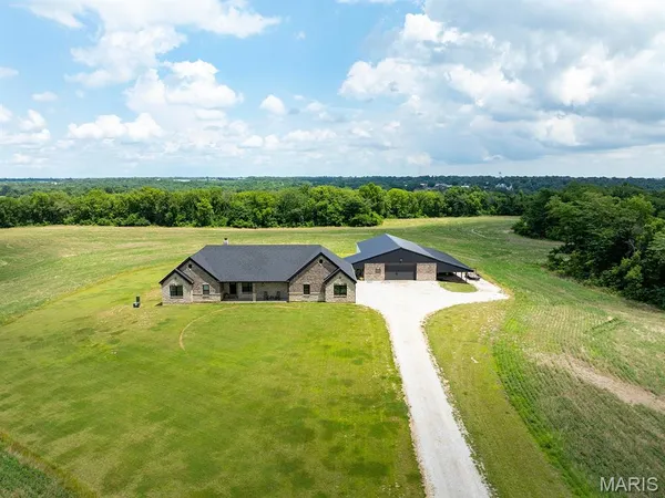 $1,050,000 | 27650 Iowa Road, Perry, MO 63462