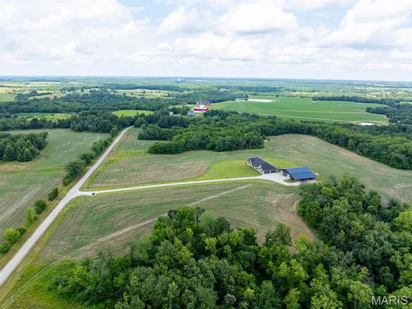 $1,050,000 | 27650 Iowa Road, Perry, MO 63462