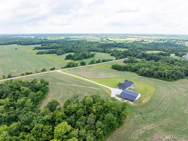 $1,050,000 | 27650 Iowa Road, Perry, MO 63462