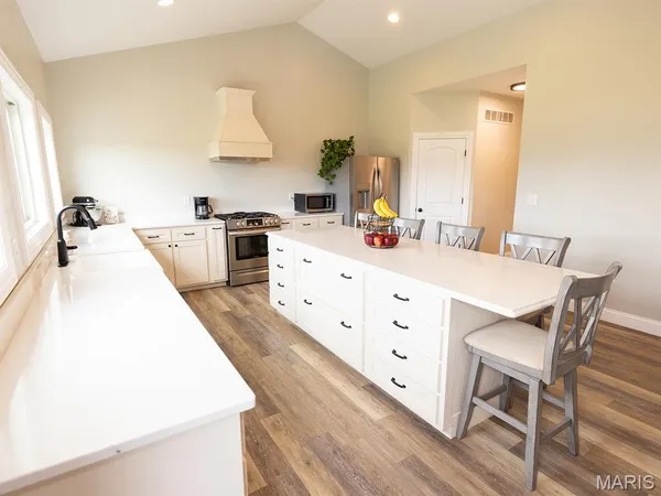 $1,050,000 | 27650 Iowa Road, Perry, MO 63462